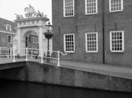 a cidade de leiden na holanda foto