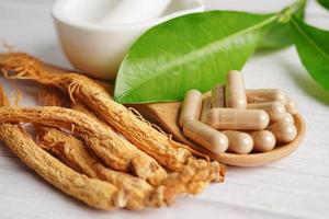 raízes de ginseng e folha verde, comida saudável. foto