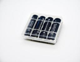 baterias recarregáveis em embalagens plásticas em um fundo branco. baterias domésticas para aparelhos. foto
