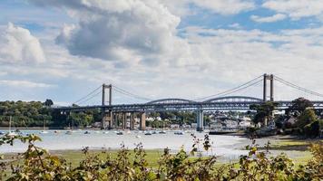 rio tamar com pontes suspensas entre devon e cornwall foto