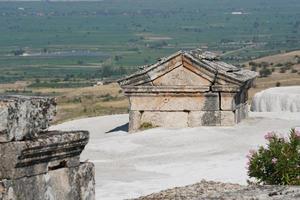 túmulo na cidade antiga de hierapolis, pamukkale, denizli, turkiye foto