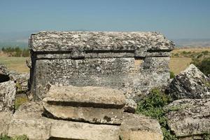 túmulos na cidade antiga de hierapolis, pamukkale, denizli, turkiye foto