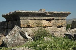 túmulos na cidade antiga de hierapolis, pamukkale, denizli, turkiye foto