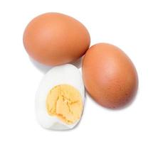 close-up de dois ovos de galinha cozidos com metade descascada isolada no fundo branco com traçado de recorte, foto de foco seletivo