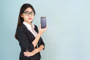 mulheres jovens de terno segurando seu smartphone foto