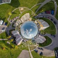 esfera azul dentro com vista para a cidade velha, desenvolvimento urbano, edifícios históricos e cruzamentos com carros. transformação do panorama esférico 360 em vista aérea abstrata. foto