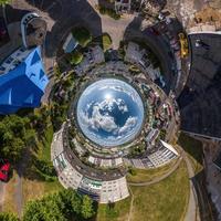 esfera azul dentro com vista para a cidade velha, desenvolvimento urbano, edifícios históricos e cruzamentos com carros. transformação do panorama esférico 360 em vista aérea abstrata. foto