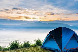 paisagem de montanhas nevoeiro e tenda parque nacional de phu lanka província de phayao norte da tailândia foto