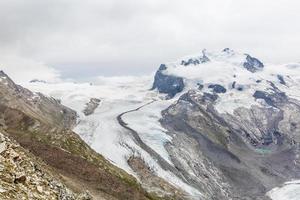 panorama montanhas com nuvens, suíça foto