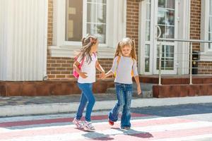 alunos do ensino fundamental atravessando a rua foto