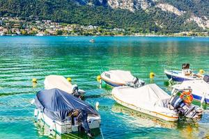 barcos de pesca em um lago na Itália foto