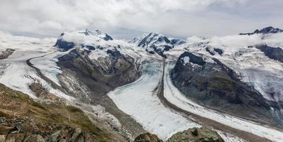 panorama de impressionantes montanhas e geleiras acima, suíça. foto