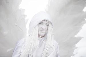 um homem em uma fantasia de anjo branco com asas close-up.gothic anjo branco. foto