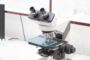microscópio médico para o estudo de material biológico. foto