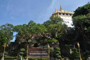 marco, o templo do monte dourado traduz a linguagem. importantes atrações turísticas da tailândia são populares entre os estrangeiros. foto