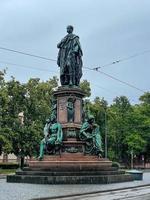 maxmonument, estátua de maximillian ii por kaspar von zumbusch em maximilianstrasse, munique, alemanha foto