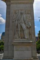 estátua vandalizada de george washington no parque washington square após protestos na cidade de nova york. foto