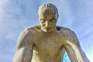 oslo, noruega - 28 de fevereiro de 2016 - escultura no parque vigeland. é o maior parque de esculturas do mundo feito por um único artista e uma das atrações turísticas mais populares da noruega. foto