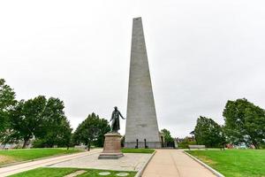 o monumento de bunker hill, em bunker hill, em charlestown, boston, massachusetts. foto