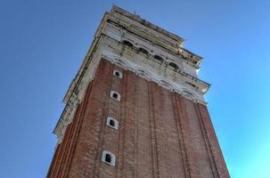 a torre do sino na praça de são marcos em veneza, itália à noite. foto