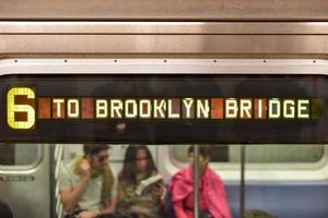 Metrô na estação Brooklyn Bridge, Nova York foto