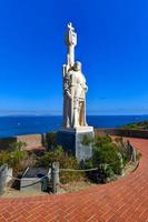 estátua de cabrillo e panorama de san diego, califórnia, 2022 foto