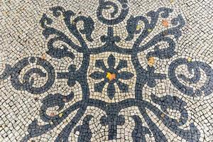 calçada de mosaico ao longo da avenida da liberdade em lisboa, portugal. foto