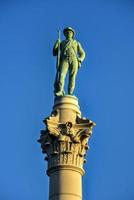 Monumento dos soldados e marinheiros confederados. retrata um soldado confederado de bronze em pé no topo do pilar, que é composto por 13 blocos de granito para simbolizar cada um dos estados confederados. foto