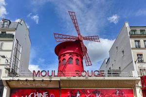 paris, frança - 15 de maio de 2017 - moulin rouge. moulin rouge é um famoso cabaré parisiense construído em 1889, localizado no distrito da luz vermelha de pigalle no boulevard de clichy. foto