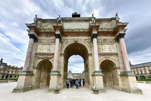 paris, frança - 13 de maio de 2017 - arco do triunfo nos jardins das tulherias em paris, frança. foto