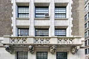 detalhe da arte da escultura em um prédio de apartamentos de nyc no lado oeste de manhattan. foto