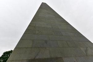 o monumento de bunker hill, em bunker hill, em charlestown, boston, massachusetts. foto