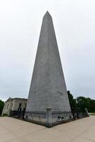 o monumento de bunker hill, em bunker hill, em charlestown, boston, massachusetts. foto