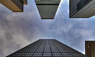 visão vertical dos arranha-céus da park avenue em midtown manhattan, cidade de nova york foto