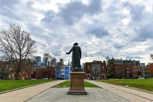 o monumento bunker hill foi erguido para comemorar a batalha de bunker hill, que foi uma das primeiras grandes batalhas entre as forças britânicas e patriotas na guerra revolucionária americana. foto