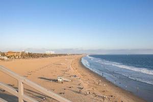 bela vista do mar e praia de areia com céu azul ao fundo foto