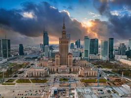 vista aérea do palácio da cultura e ciência e arranha-céus de negócios no centro de Varsóvia foto