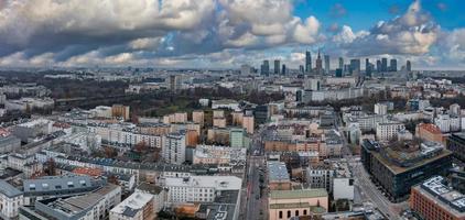 vista aérea panorâmica dos modernos arranha-céus e centro de negócios em Varsóvia. foto