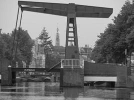 a cidade de leiden na holanda foto