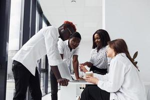 grupo de empresários afro-americanos trabalhando juntos no escritório foto