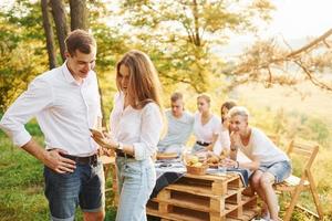 casal feliz. grupo de jovens tem férias ao ar livre na floresta. concepção de fim de semana e amizade foto