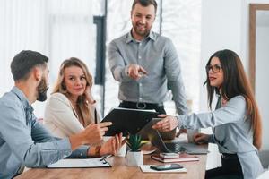 escritório moderno. grupo de empresários que trabalham no projeto foto