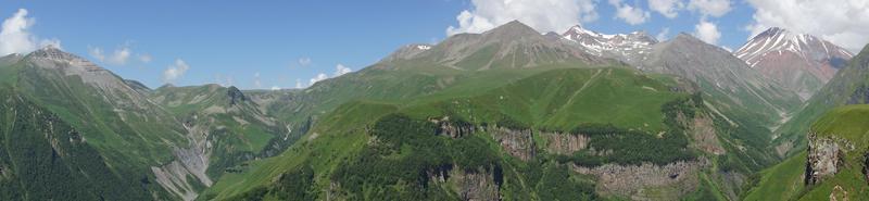 passagem cruzada, montanhas do cáucaso, georgia foto