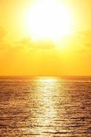vista para o mar durante o pôr do sol foto