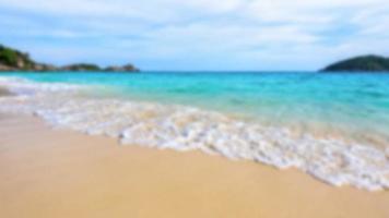 mar turvo e praia na ilha de similan, tailândia foto