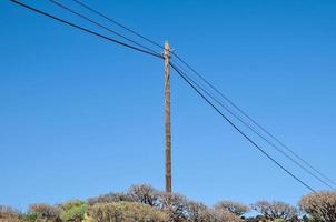 poste elétrico de madeira velho foto