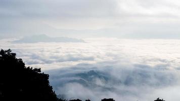 paisagem de nuvens acima da cordilheira pela manhã foto