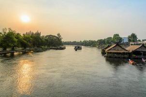 rio kwai yai ao pôr do sol foto