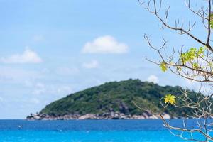 mar azul em similan na tailândia foto