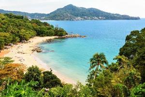 praia de laem sing cape na ilha de phuket foto